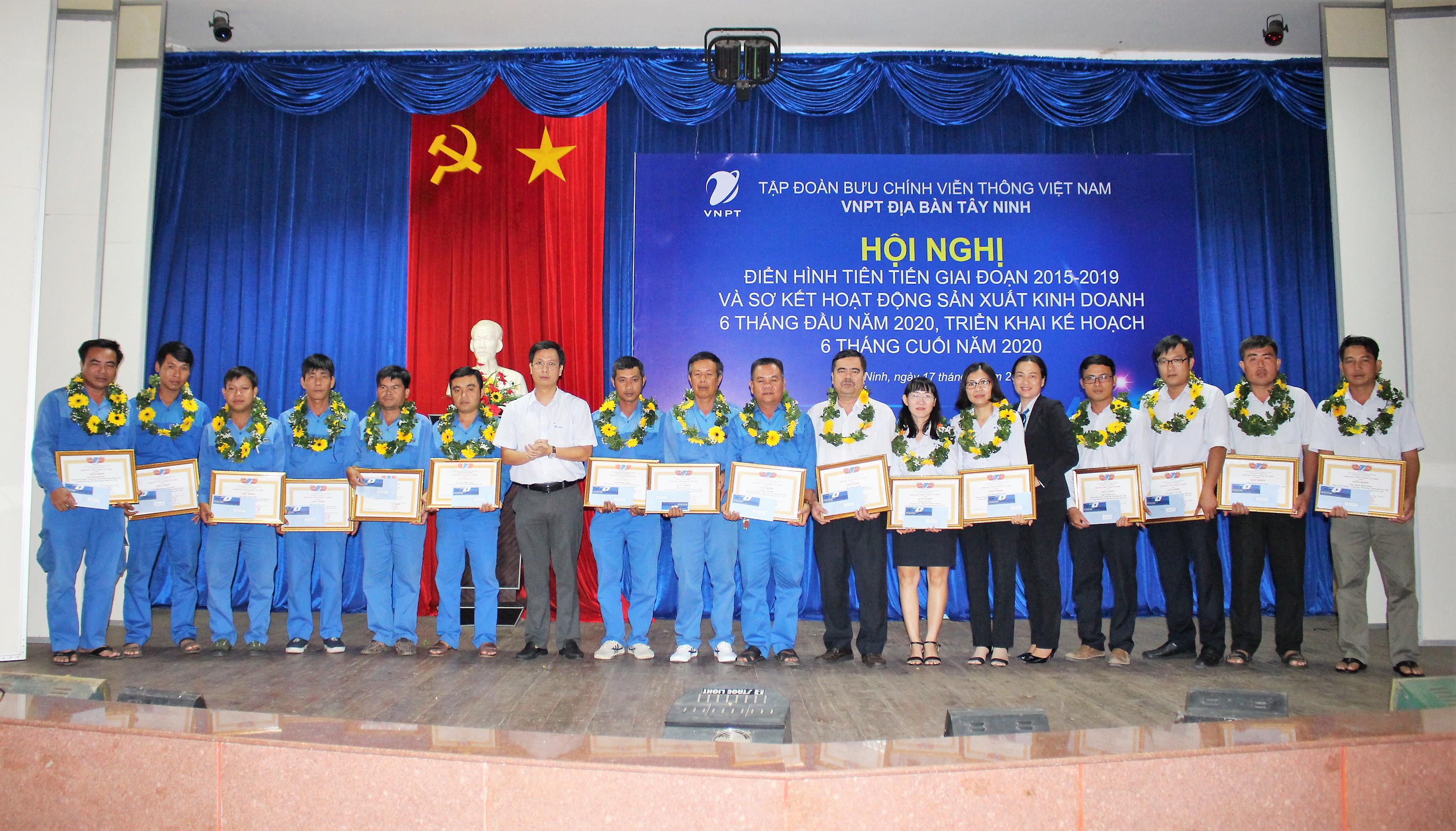 VNPT địa bàn Tây Ninh tổ chức hội nghị sơ kết hoạt động SXKD 6 tháng đầu năm và triển khai KH 6 tháng cuối năm 2020 VNPT địa bàn Tây Ninh tổ chức hội nghị sơ kết hoạt động SXKD 6 tháng đầu năm và triển khai KH 6 tháng cuối năm 2020